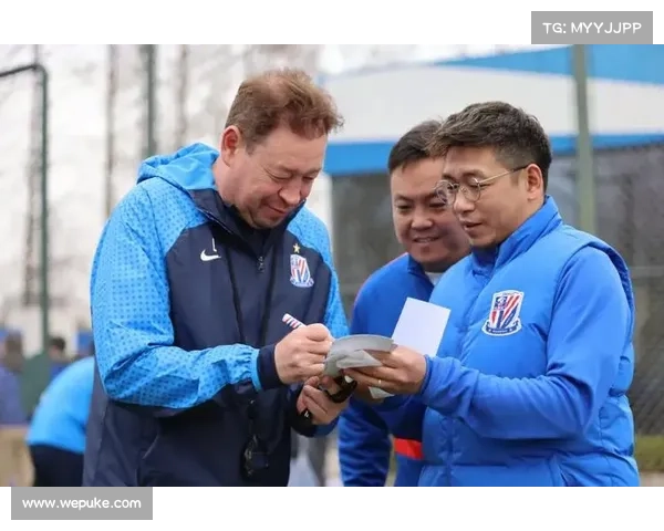 斯卢茨基亲自驾驶申花主题巴士引爆笑点 全程体验超惊喜 斯卢茨基亲自驾驶申花主题巴士引爆笑点 全程体验超惊喜